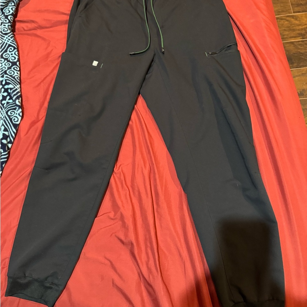 On-Call Scrub Jogger (Black/Hunter Green)